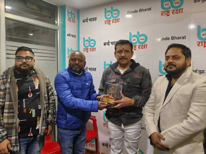 Bande Bharat ne Honourable Shyam Tiwari Ji ko unke valuable support ke liye memento bhent kiya